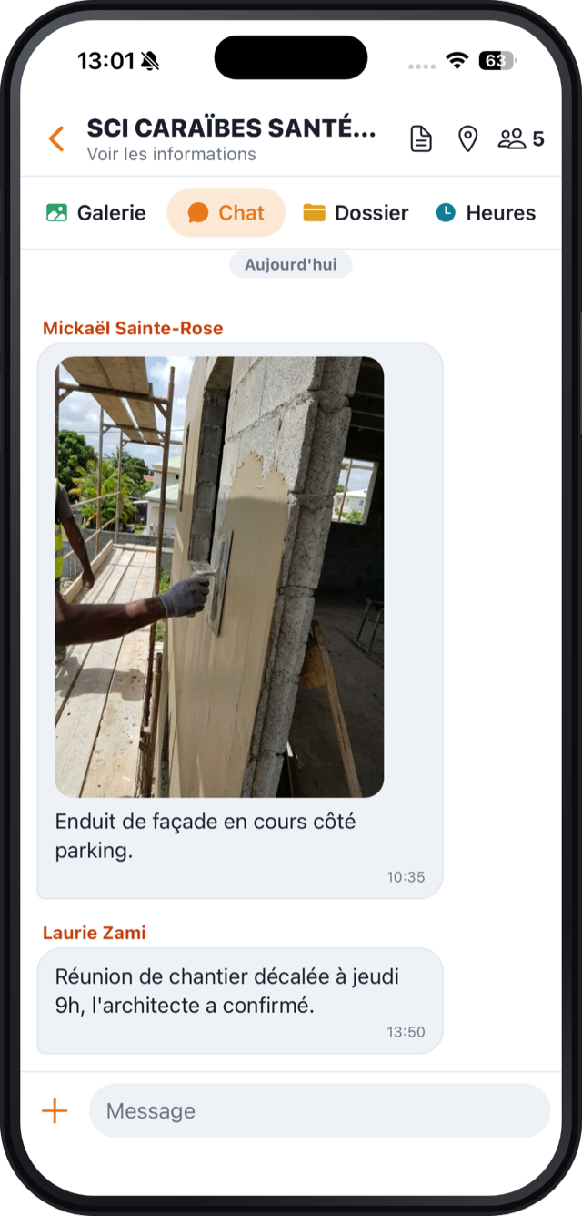 Le fil d'un chantier dans Cordée : photo d'enduit de façade envoyée par un maçon, messages de l'équipe